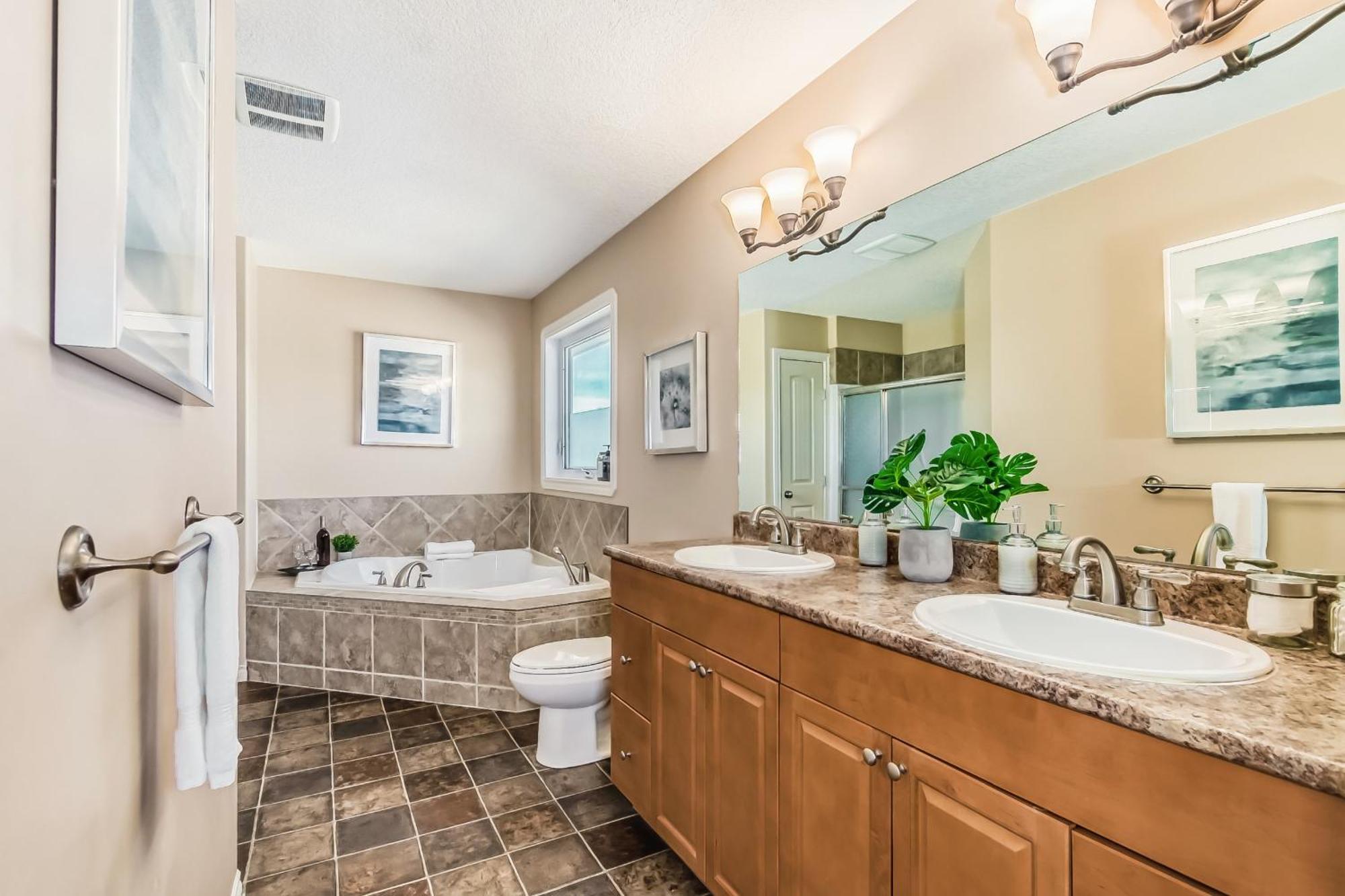 Holiday home Lewis Estates Golf Course Executive By Henday, Whitemud, Step To Shops!