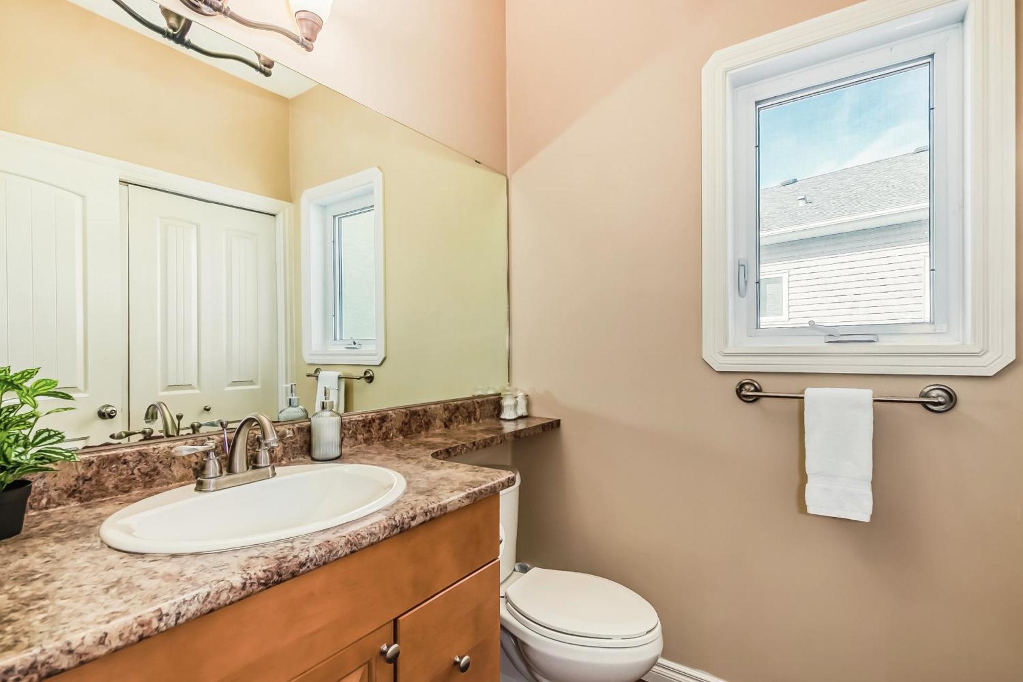 Holiday home Lewis Estates Golf Course Executive By Henday, Whitemud, Step To Shops! Edmonton